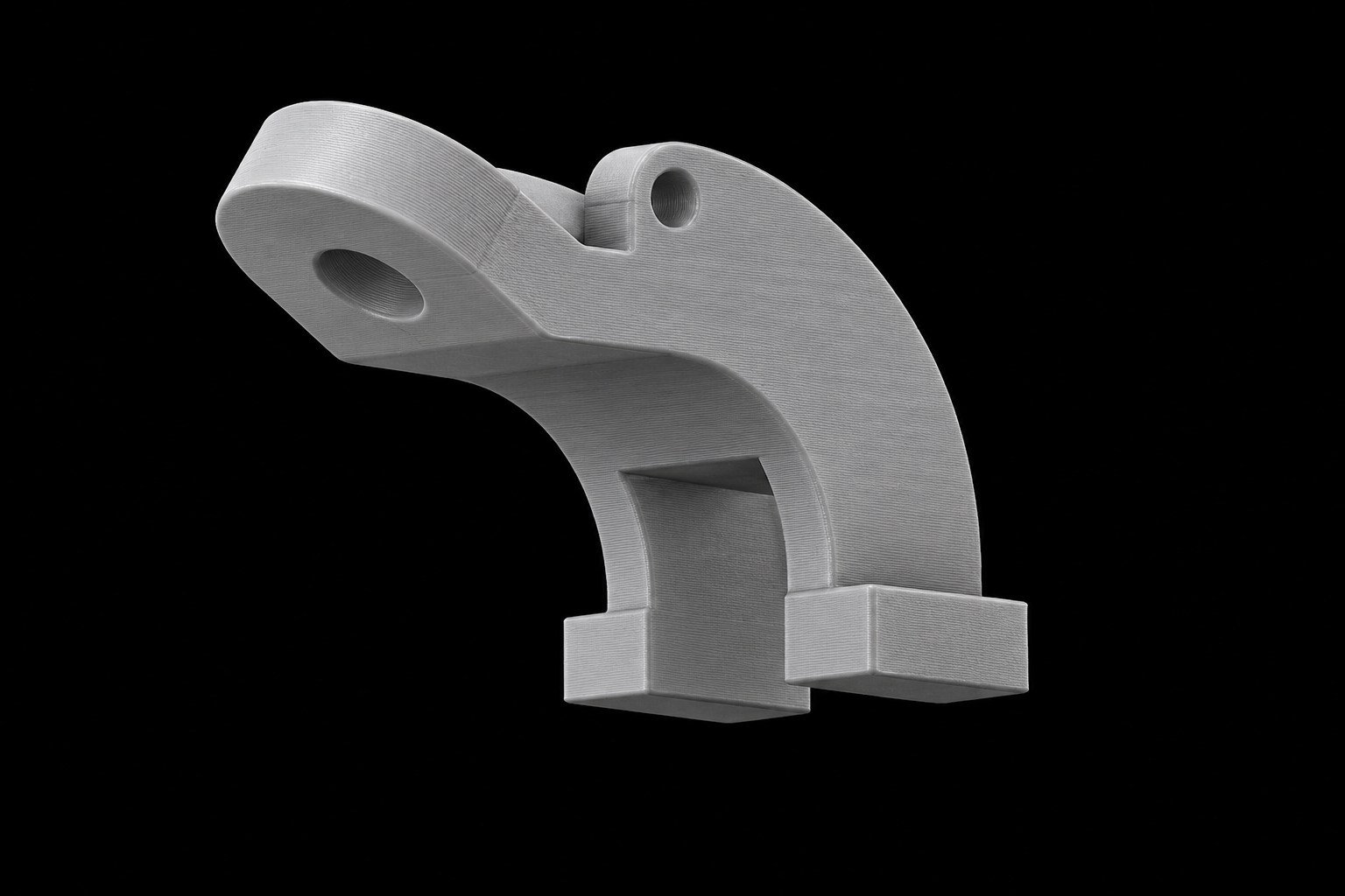 Pieza 03: soporte curvo con perforaciones, render sobre negro
