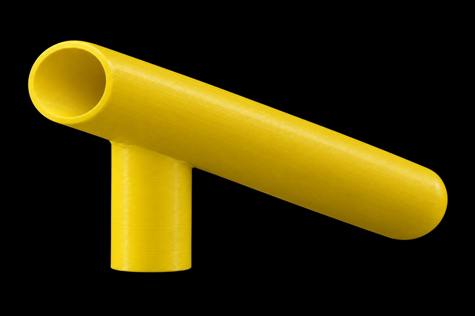 Pieza 04: componente tubular amarillo, render sobre negro